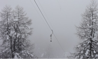 Verlassener Schlepplift im Winter